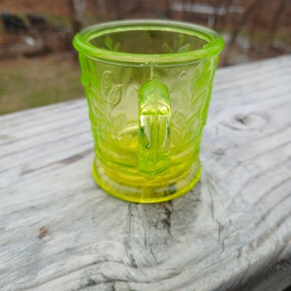 Vintage Vaseline Uranium Glass Childs Mug Cup Cat in Basket dog FLAW CHIP - Picture 7 of 16